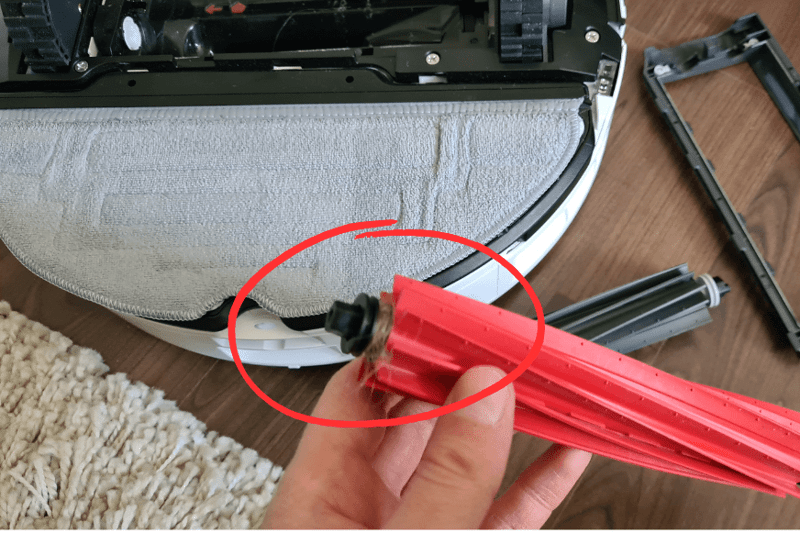 Hair tangled at the end of the Roborock S8 Pro Ultra brush